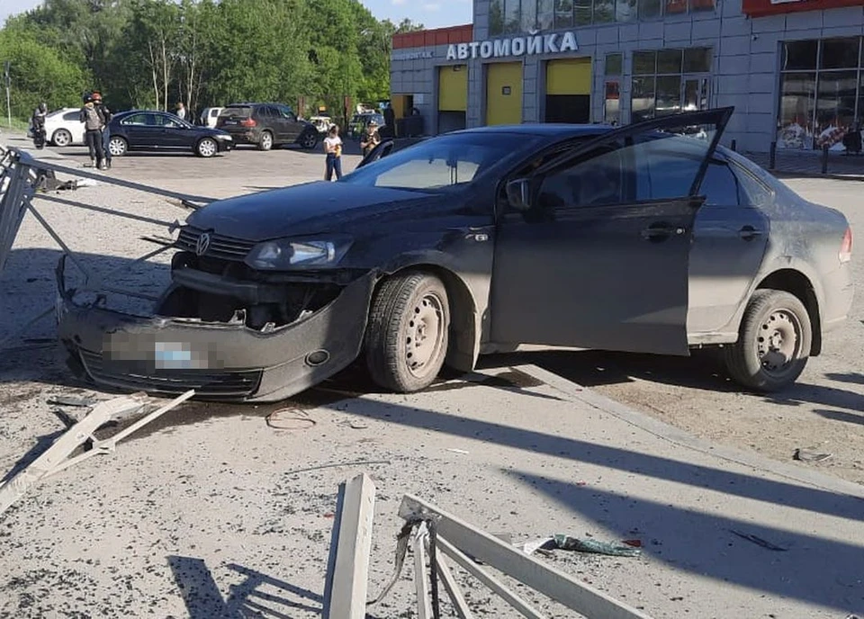Друзья водителя иномарки, врезавшейся в «Тойоту», пытались скрыть госномер машины. Фото: ГИБДД по Новосибирску