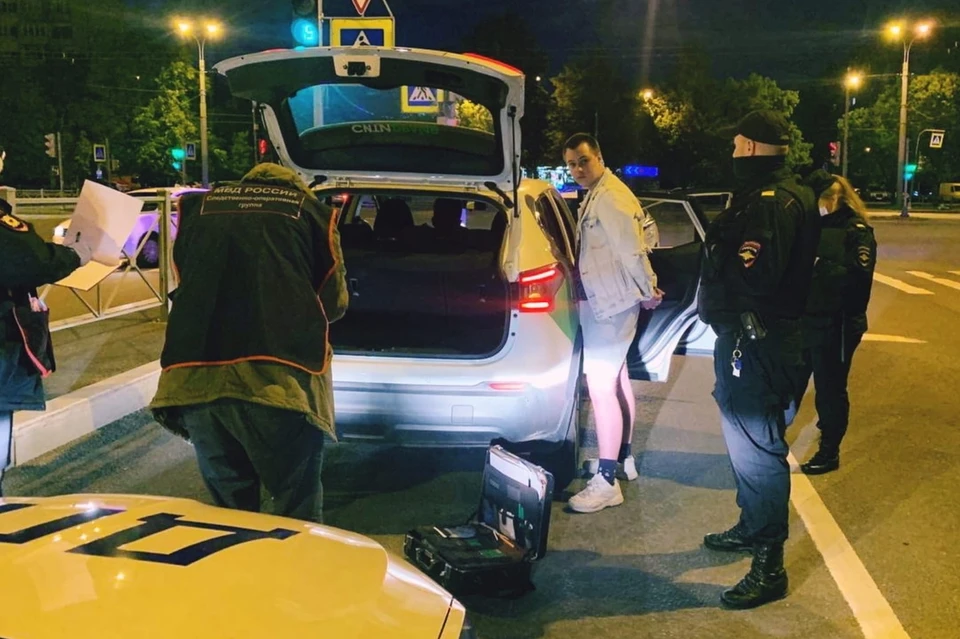 Суд арестовал на 12 суток петербуржца, который пьяным катался в каршеринге с пистолетами. Фото: vk.com/dorinspb