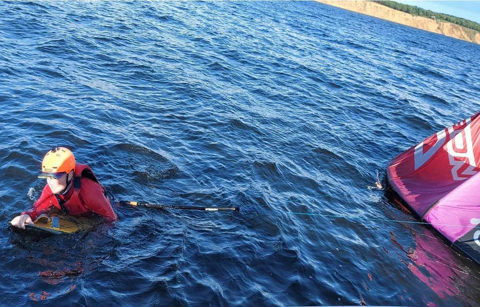 Спасатели вытащили из холодной воды кайтсерфера. Фото - ПСС Самарской области