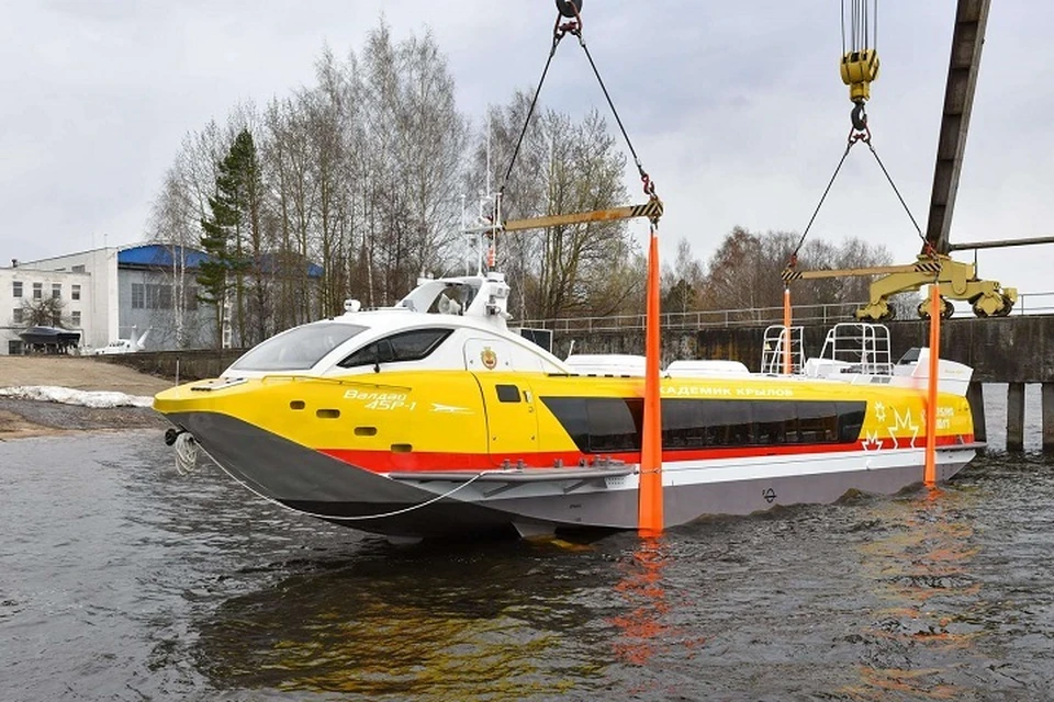 Перевозить людей будет судно «Валдай-45р», которое на воде может разгоняться до 65 км/ч. Фото: ckbspk.ru