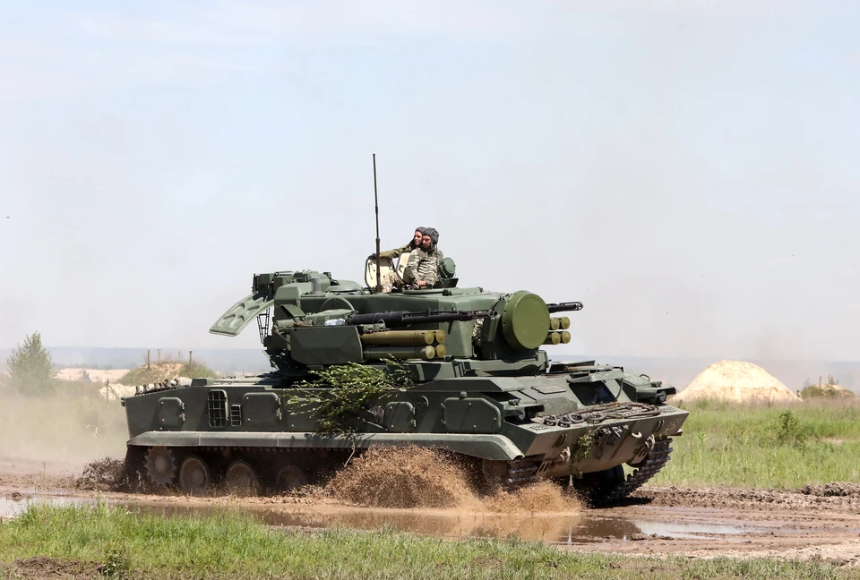 Украинcкие военные провели учения у границы с Крымом