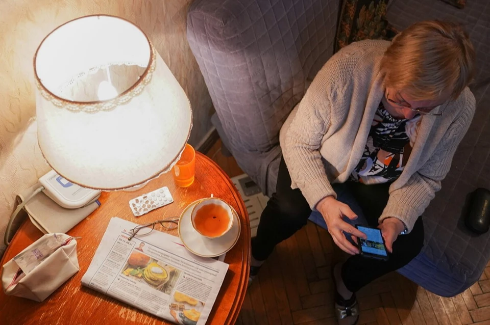 Люди, которые не имеют компьютера или телефона с интернетом, оказываются за бортом. Фото: Е. Самарина/mos.ru