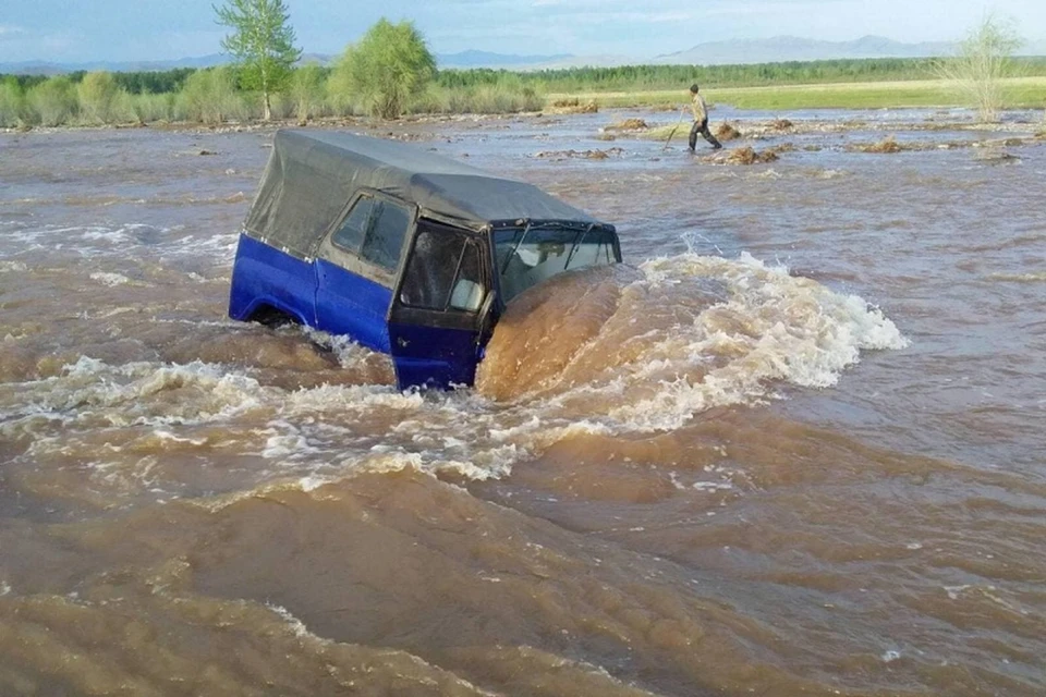 В Туве полицейские вытащили семью из застрявшей в реке машины. Фото: МВД Тувы
