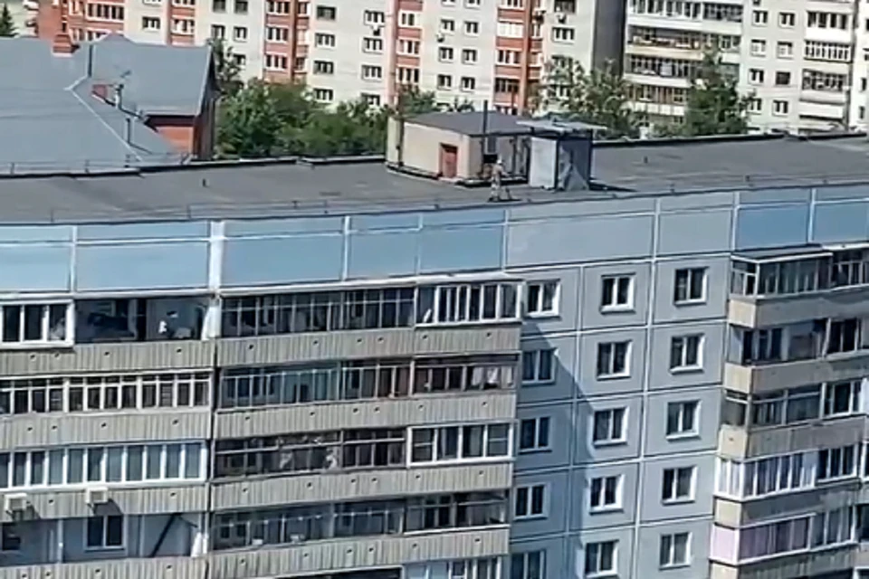 «Смотреть страшно!:» сибиряки, прокатившиеся по крыше высотки на электросамокате, удивили соцсети. Фото: стоп-кадр.