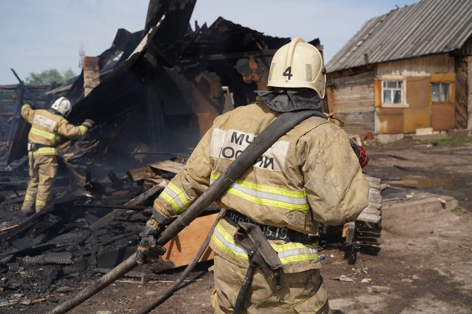 Площадь пожара составила 142 кв. м, пострадали дом, баня и сарай.