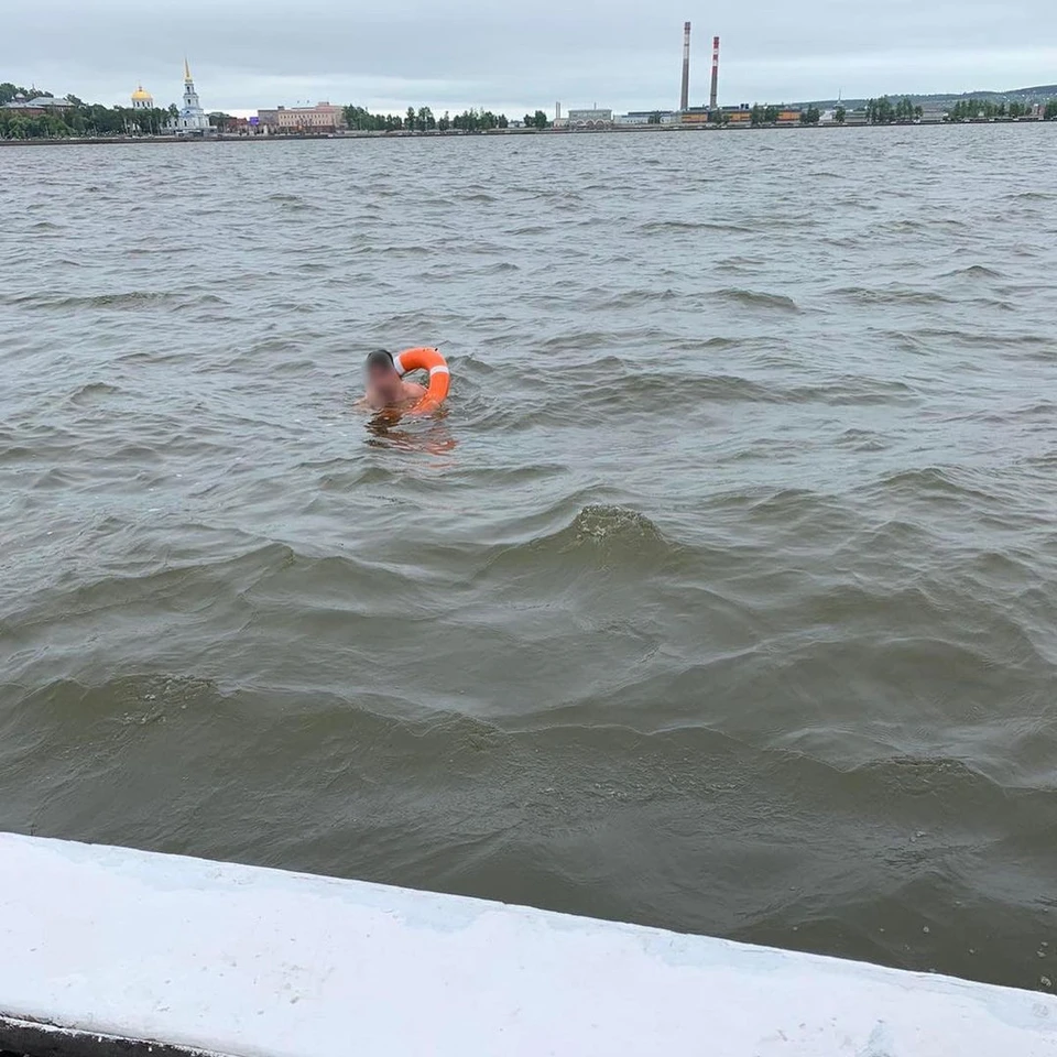 Горе-пловца спасатели достали из воды в Удмуртии, Фото: Поисково-спасательная служба Удмуртии