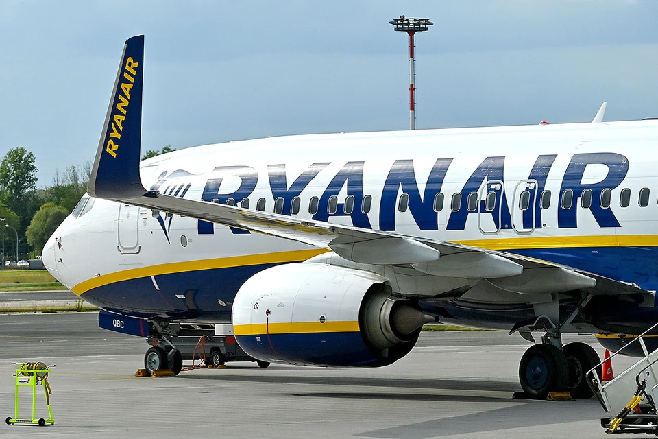 Лайнер авиакомпании Ryanair в аэропорту.