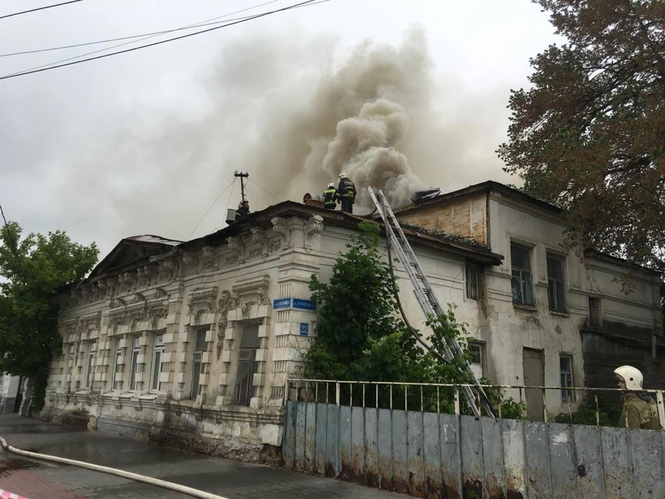 Огонь охватил крышу здания