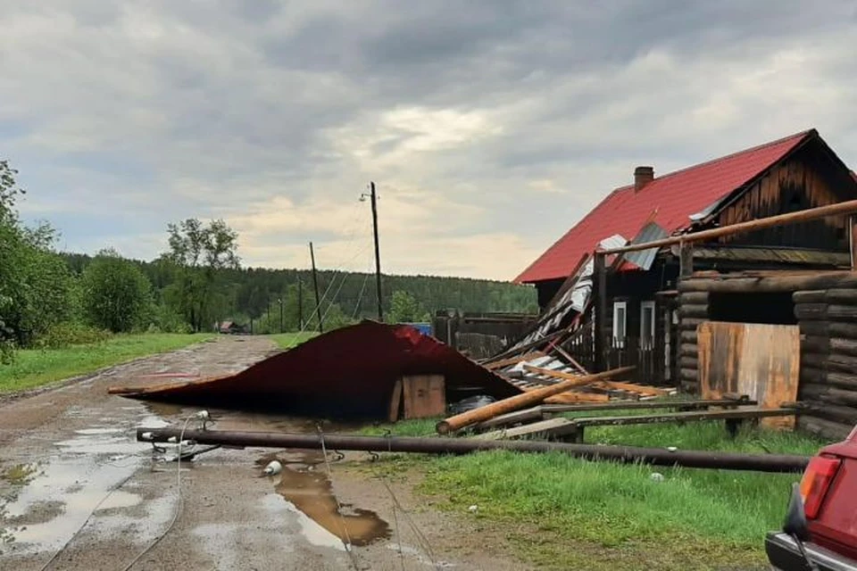 Помимо школы в поселке пострадали и жилые дома. Фото: Россети Урал