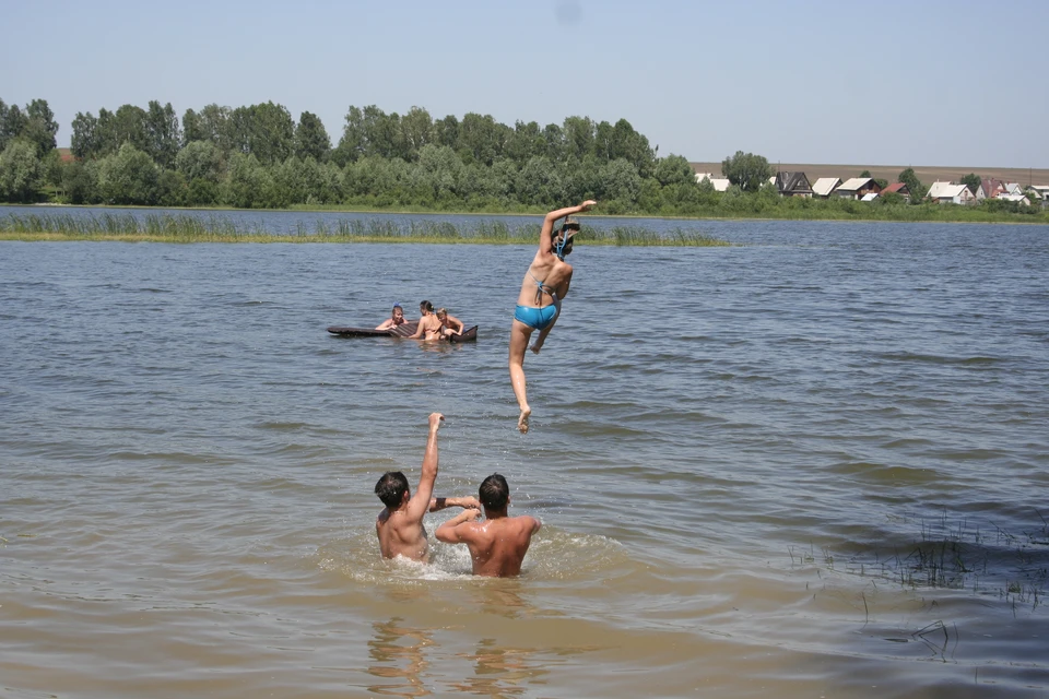 Несмотря на жару, официально пляжный сезон на Алтае еще не открыт.