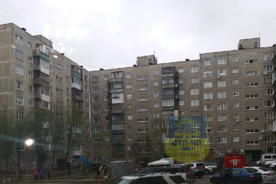 Спецслужбы днем 1 июня были стянуты к дому №33 на улице Зои Космодемьянской. Фото: vk.com/murmansk_dtp