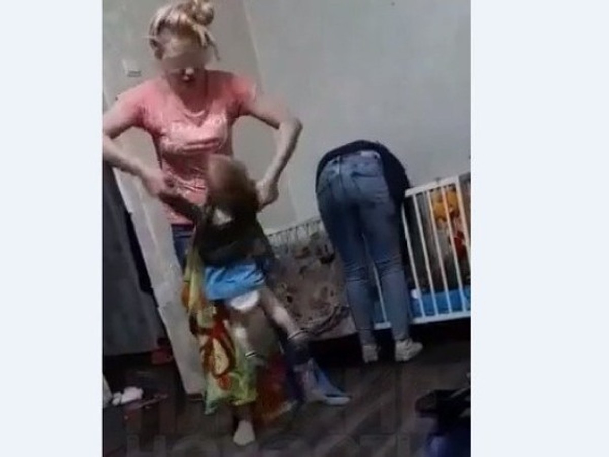 видео как мать трахает своего малолетнего сына фото 102