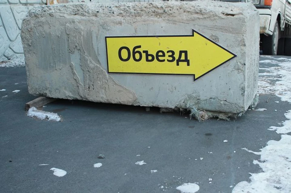 Трассу перекрыли из-за непогоды.