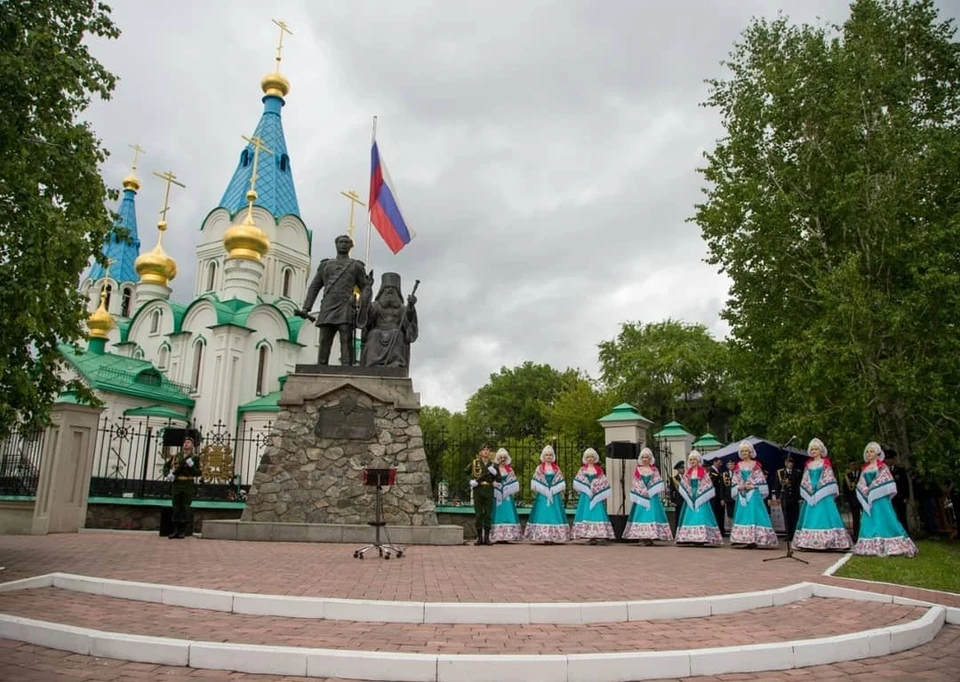 Непосредственно в 165-й день рождения Благовещенска в городе прошло несколько торжественных церемоний возложения цветов. Фото: admblag.ru