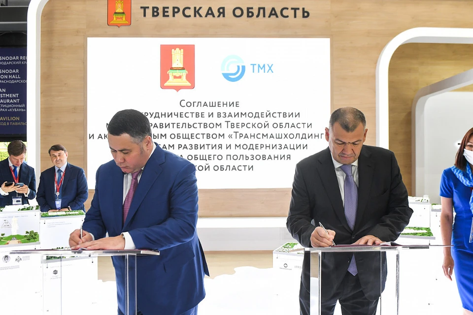 Игорь Руденя и Андрей Бокарев во время подписания соглашения в зоне тверского стенда на площадке ПМЭФ-2021. Фото: ПТО