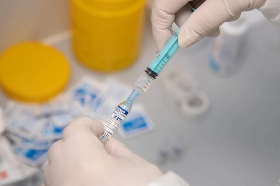 Михаил Мурашко сообщил, что первыми доступ к платной вакцинации от коронавируса получат иностранцы, работающие в РФ
