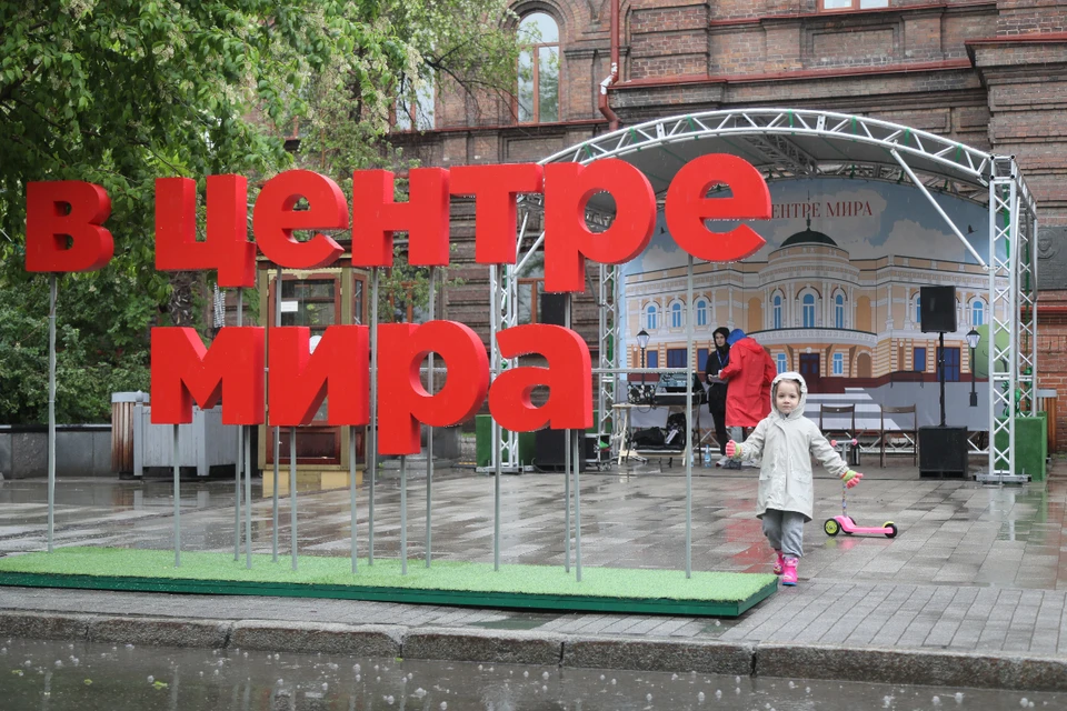 Не останавливает ливень только детей, малыши готовы гулять в любую непогоду