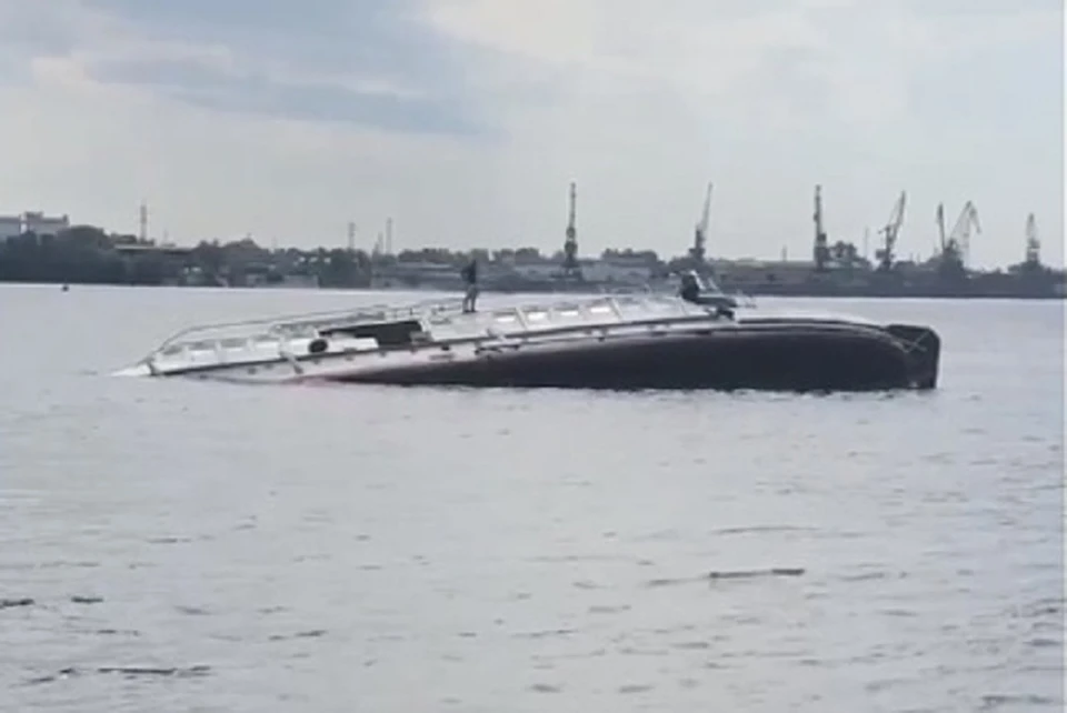 Судно полностью ушло под воду