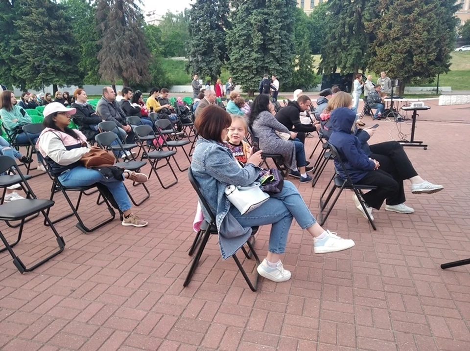 4 июня куряне смотрели кино на площади перед цирком
