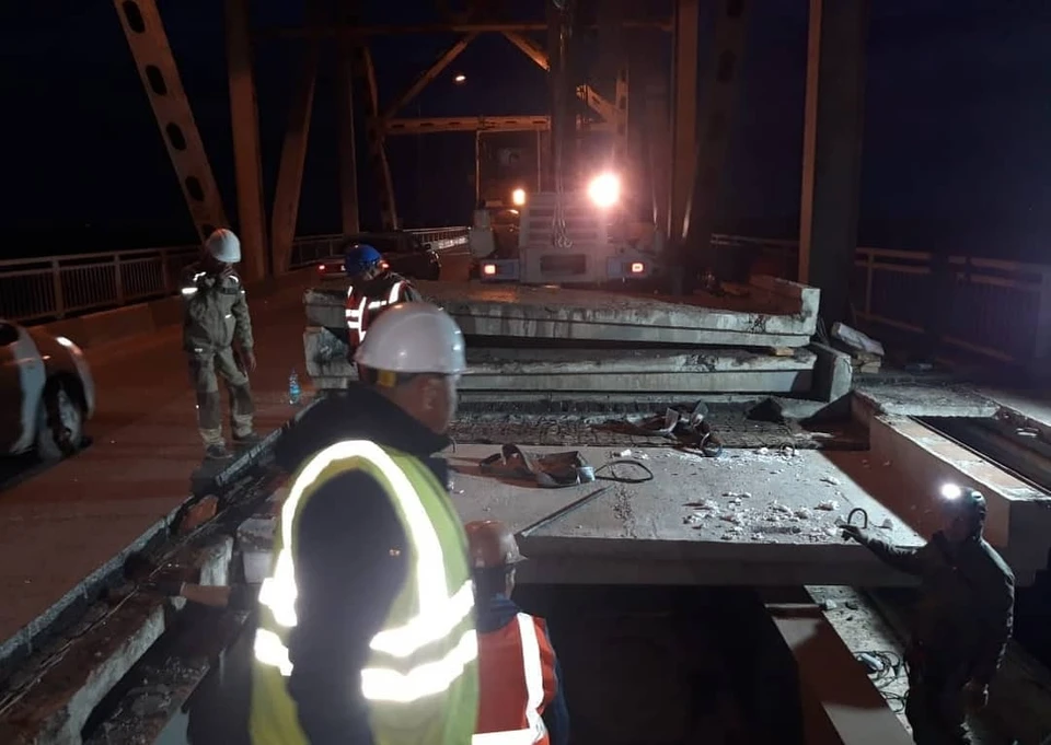 обретение опоры. благовещенск набережная. набережная благовещенска 2023. памятник на набережной благовещенска. рабочие на дороге.