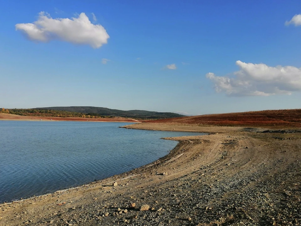 Симферопольское водохранилище сильно пострадало от засухи.