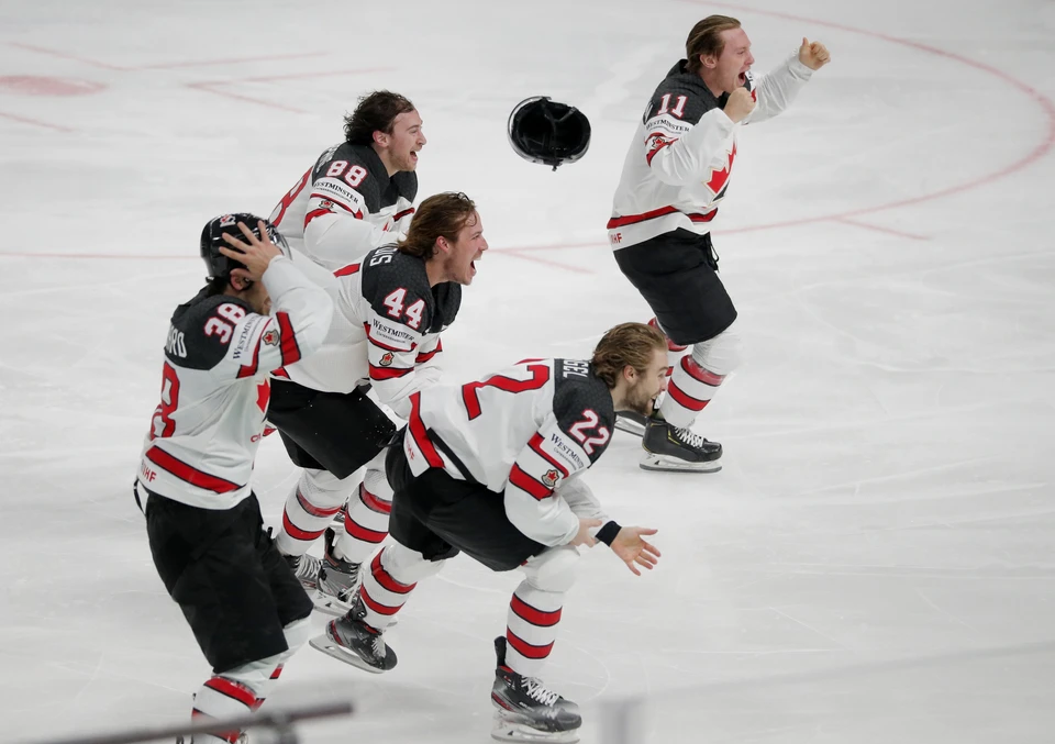 Канадская команда празднует победу в Чемпионате мира по хоккею.