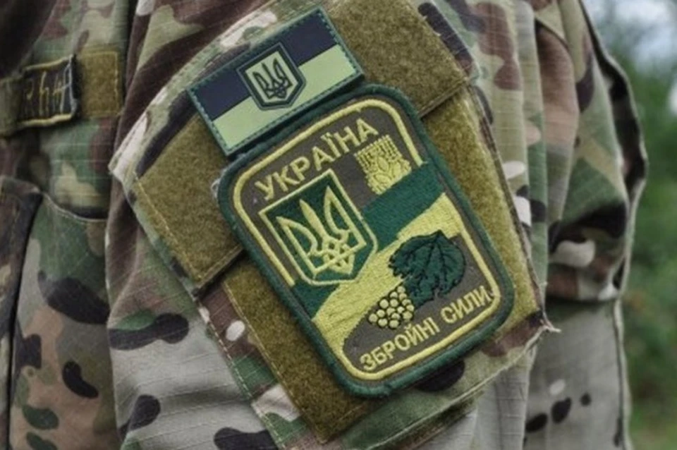 Украинские силовики «спрятали» бронетехнику вблизи города и села в ЛНР. Фото: штаб ООС