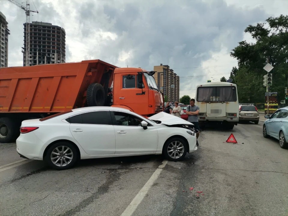 Машины, попавшие в ДТП, надолго перегородили дорогу.