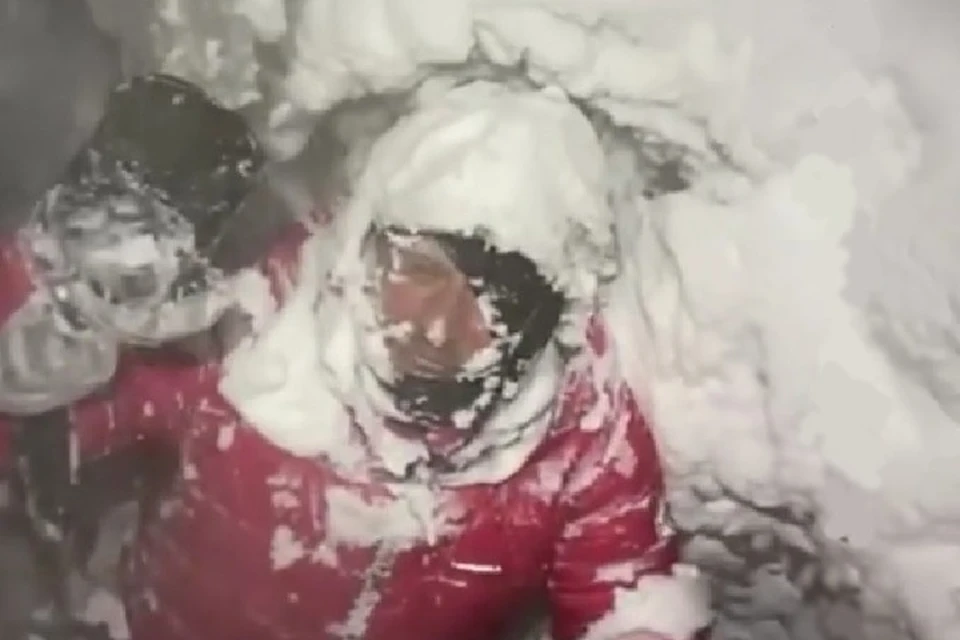 Спасенный альпинист. Фото: стоп-кадр видео пресс-службы МЧС России по КБР
