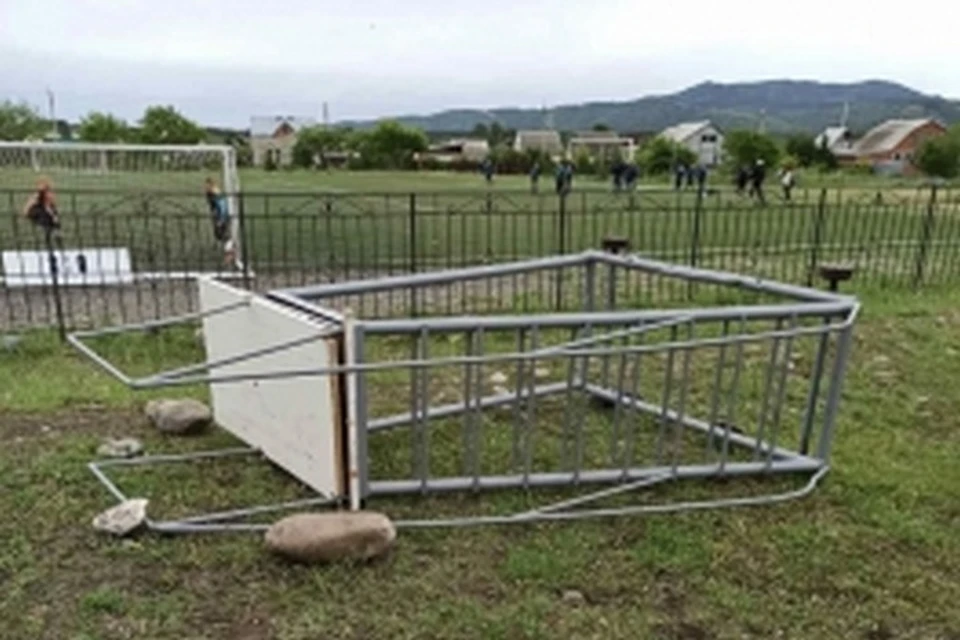 В Хакасии на футбольном матче свалилась металлическая конструкция. Фото: следком