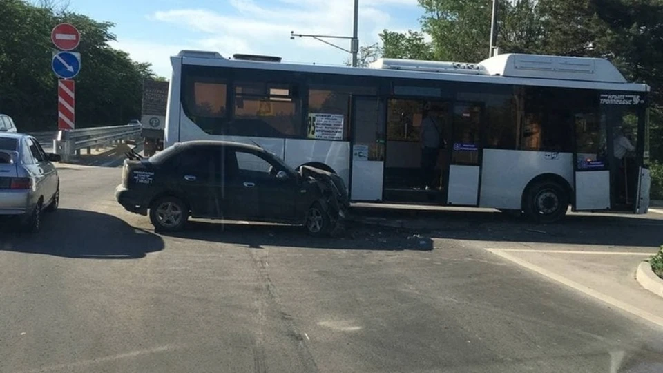 Легковой автомобиль очень пострадал из-за сильного удара. Фото: AMS Simferopol / Telegram.