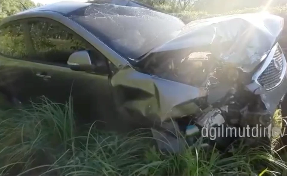 От сильного удара вторая машина опрокинулась, а «SsangYong» съехал в кювет.