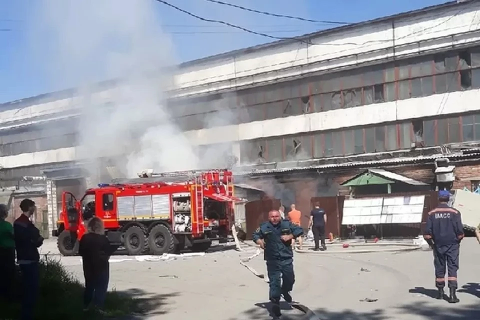 Прокуратура проводит проверку после гибели женщины на пожаре в новосибирском цеху. Фото: Владимир Новоселов.