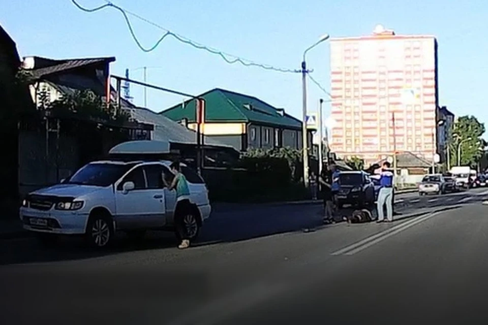 В Первомайском районе Новосибирска иномарка сбила мужчину. Фото: Кадр из видео