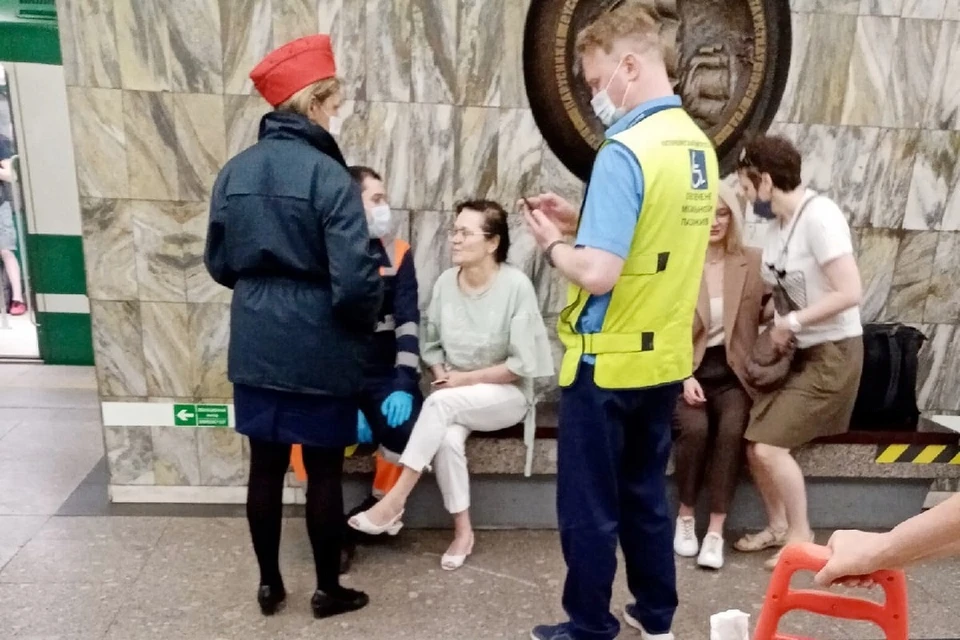 Женщина едва не попала под поезд на "Приморской". Фото: vk.com/spb_today