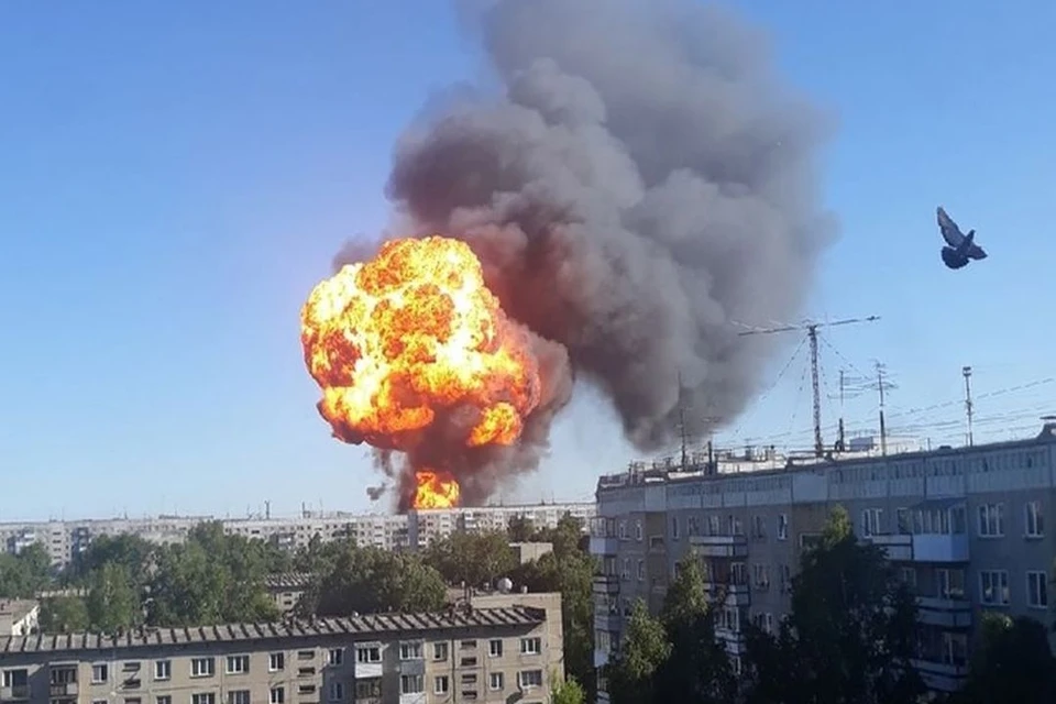 Огромное пламя от взорвавшейся заправки поднялось высоко в небо. Фото: Евгений КОЧКИН