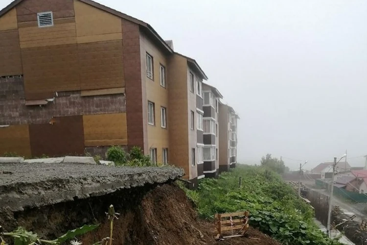 Дом сползает в овраг: после обрушения грунта в городе на Сахалине введен режим ЧС