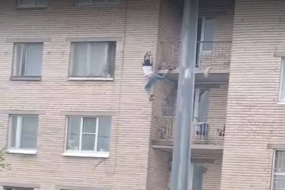 Парень спас женщину от падения с высоты в Петербурге