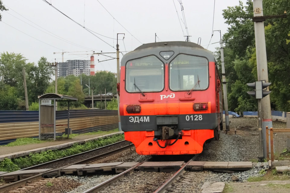 Электричка пермь 2. Пермская городская электричка. Электропоезда Пермь. Электричка Пермь. Электропоезд Пермь 2.