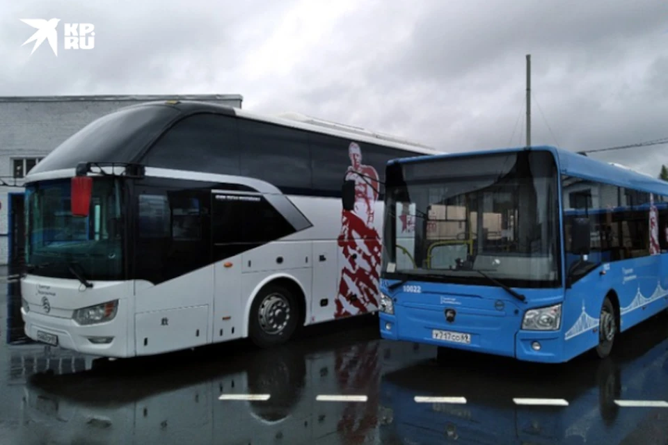 Синий автобус возит пассажиров к мемориалу из Ржева. Белый - курсирует к памятнику из Твери.