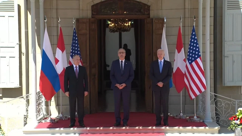 Президент Швейцарии поприветствовал Владимира Путина и Джо Байдена перед саммитом. Фото: скриншот видео