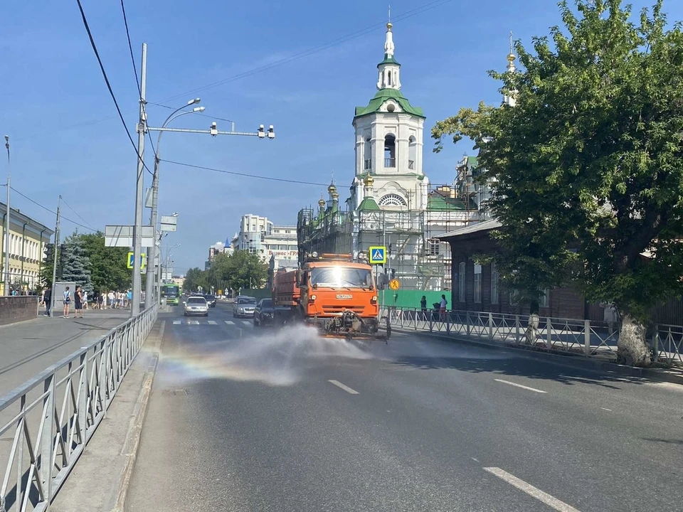 В Тюмени из-за жары поливают асфальт, чтобы он не расплавился.