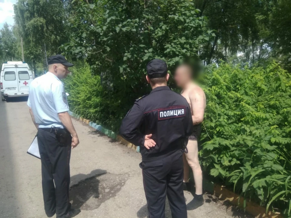 Полицейские обнаружили выпавшего в одних носках и трусах. Фото: пресс-служба УМВД по Рязанской области.