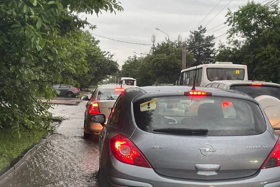 В Ростове водителей предупредили об опасности на мокрых дорогах