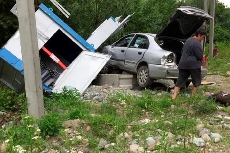 В ДТП пострадали автомобиль и трансформаторная будка. Фото: социальные сети