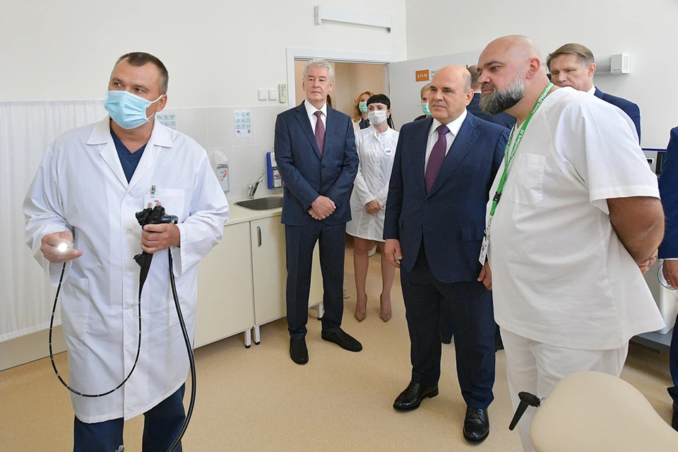 Мэр Москвы Сергей Собянин, премьер-министр РФ Михаил Мишустин и главный врач московской больницы №40 в Коммунарке Денис Проценко во время посещения нового детского инфекционного корпуса городской клинической больницы в поселке Коммунарка. Фото: Александр Астафьев/POOL/ТАСС
