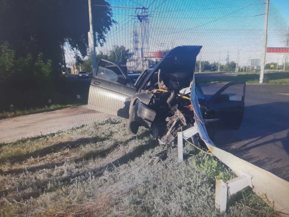 ВАЗ влетел в дорожное ограждение