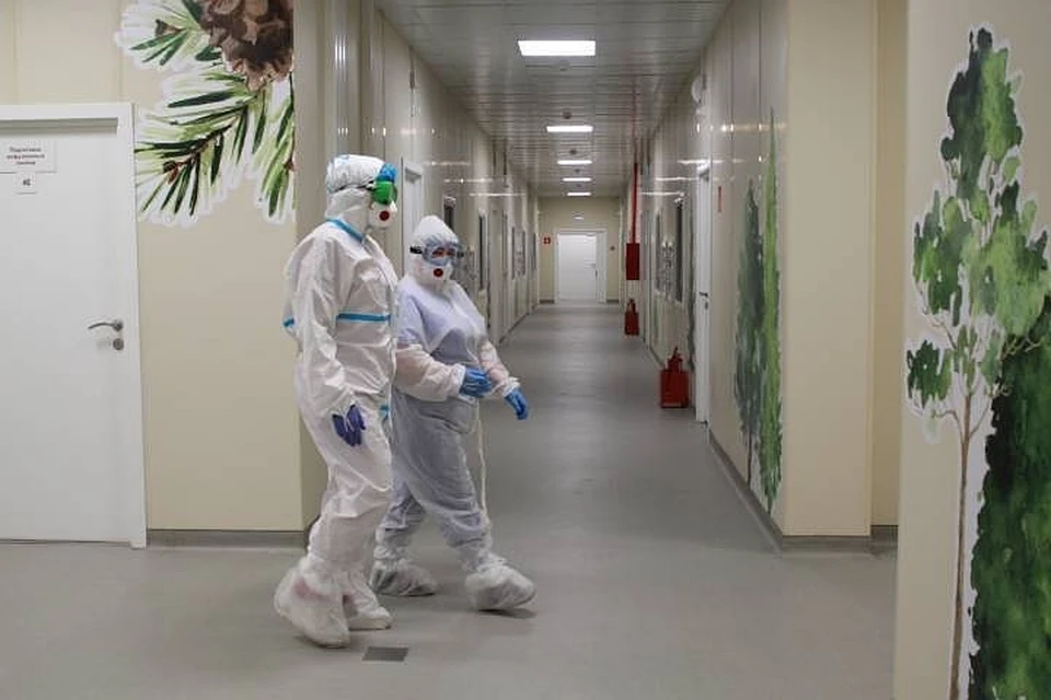 Из-за резкого увеличения числа пациентов с короновирусной инфекцией сразу несколько медучреждений Кировской области открывают дополнительные койки.