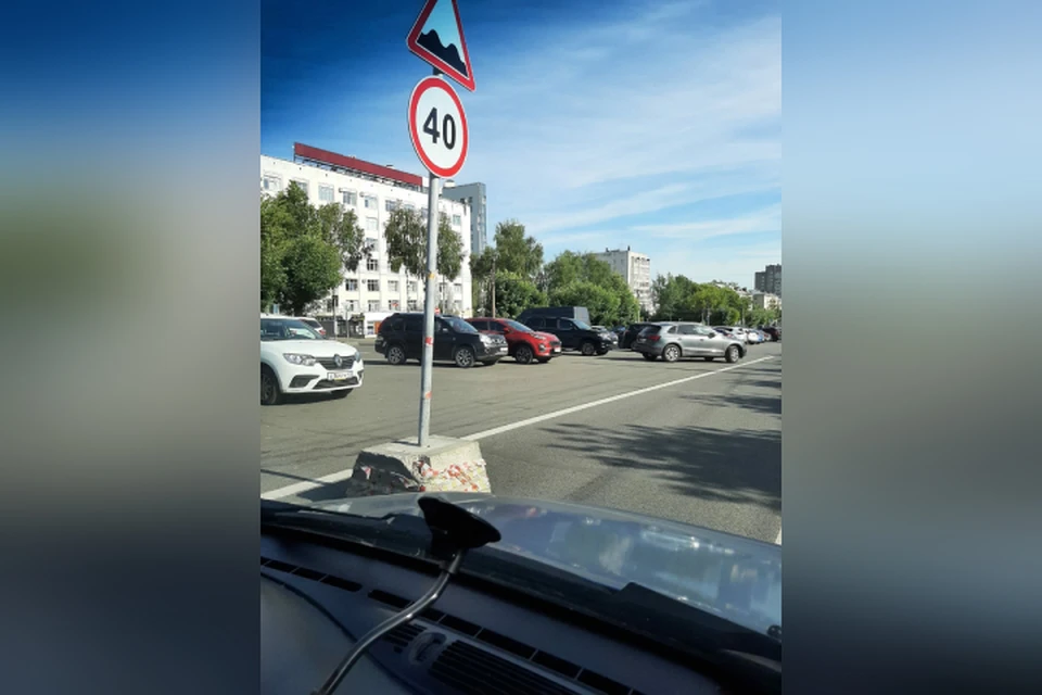 Знак установили не только посреди дороги, но еще и ребром к водителям. Фото: vk.com/etotkirov
