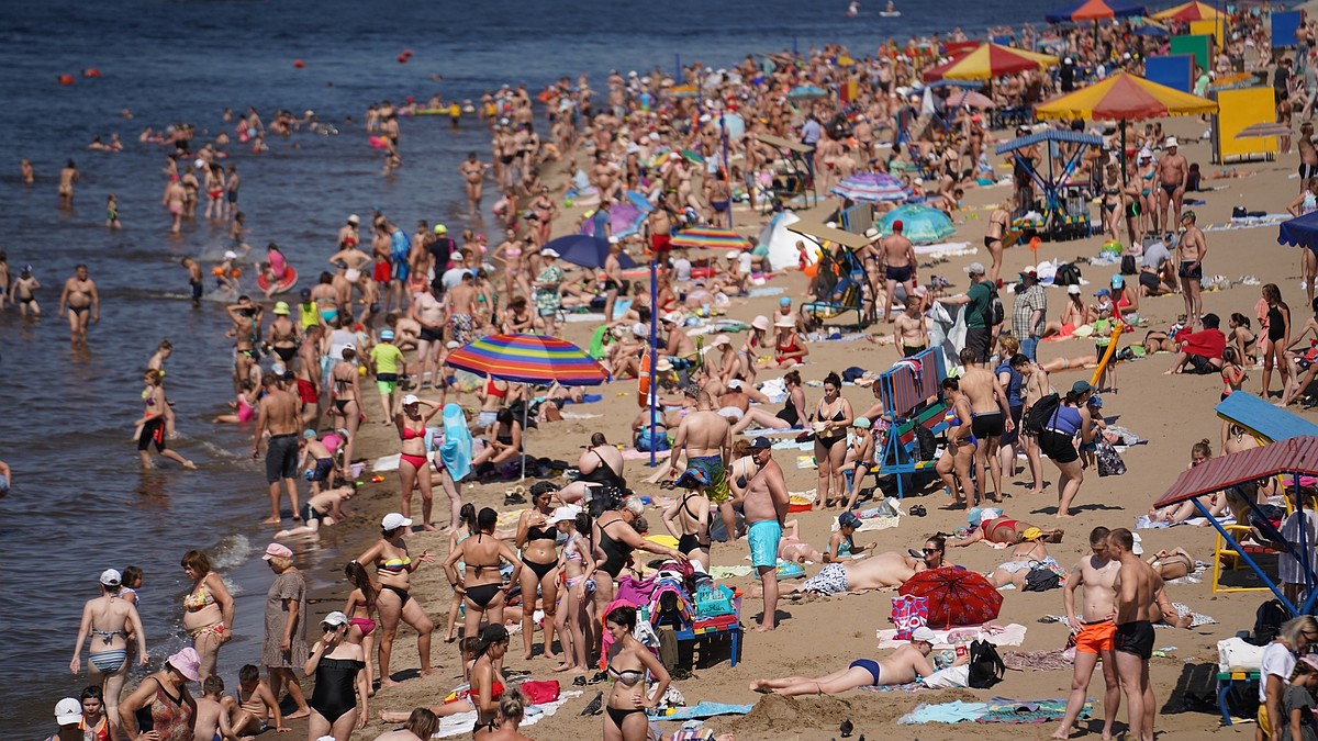 Загорают стоя, в воде не протолкнуться: показываем, что происходит в жару  на пляже в Самаре - KP.RU